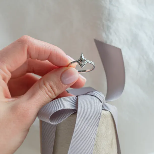 Netradiční zásnubní prsten se salt and pepper diamanty FRECCIA Image