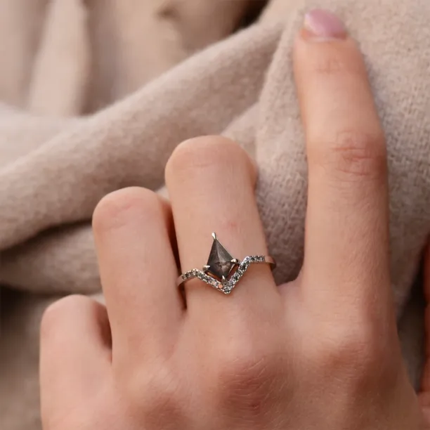 Netradiční zásnubní prsten se salt and pepper diamanty FRECCIA Image