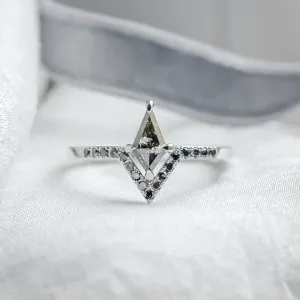 Netradiční zásnubní prsten se salt and pepper diamanty FRECCIA Thumbnail