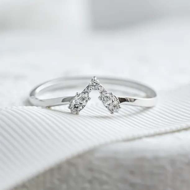 Zlatý vykrojený prsten s moissanity HARFA Image