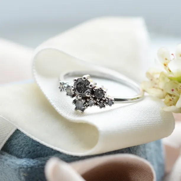 Zlatý prsten s diamanty salt and pepper CLUSTRÉ Image