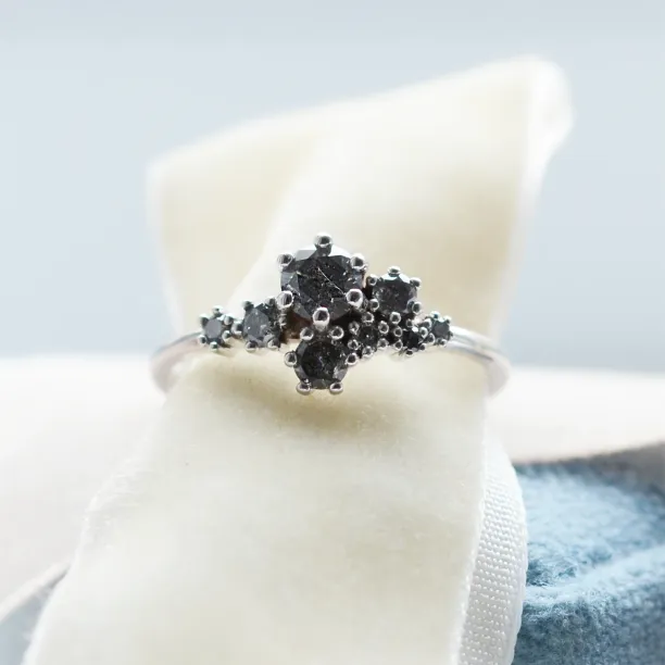 Zlatý prsten s diamanty salt and pepper CLUSTRÉ Image