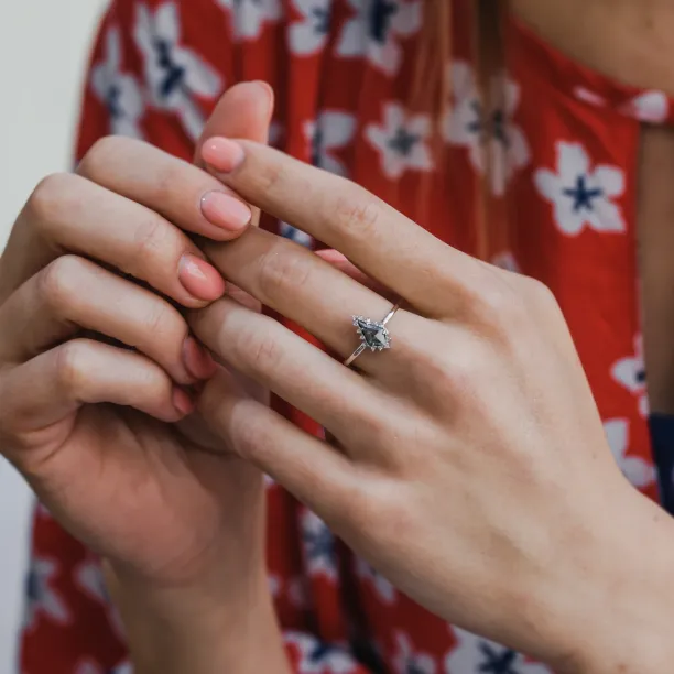 Zlatý cluster prsten se salt'n'pepper diamanty DOMIZOS Image