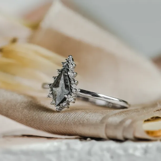 Zlatý cluster prsten se salt'n'pepper diamanty DOMIZOS Image