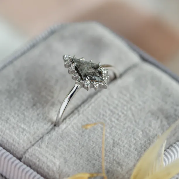 Zlatý cluster prsten se salt'n'pepper diamanty DOMIZOS Image