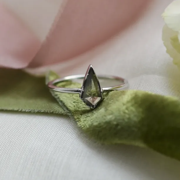 Jednoduchý zásnubní prsten s diamantem salt'n'pepper WILMA Image