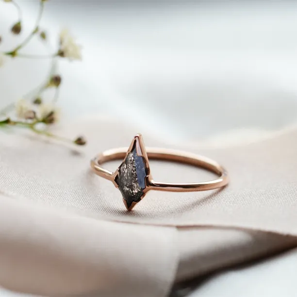 Jednoduchý zásnubní prsten s diamantem salt'n'pepper WILMA Image