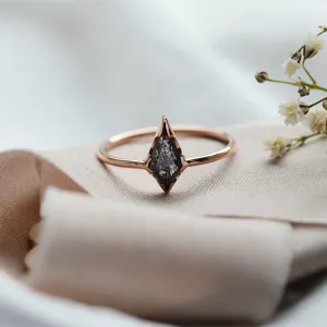 Jednoduchý zásnubní prsten s diamantem salt'n'pepper WILMA Thumbnail