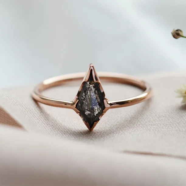 Jednoduchý zásnubní prsten s diamantem salt'n'pepper WILMA Image