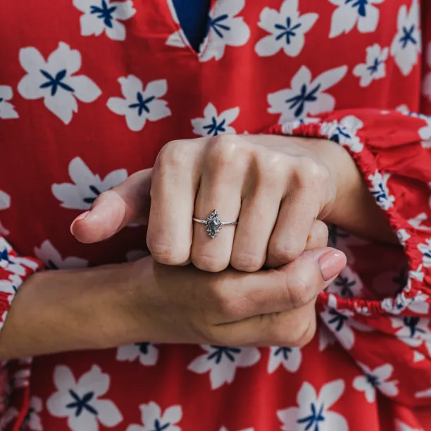 Halo netradiční prsten se salt'n'pepper diamanty DOMIZIO Image