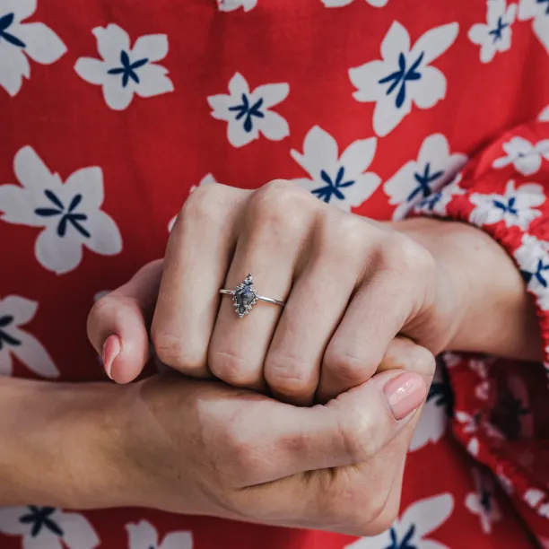 Halo netradiční prsten se salt'n'pepper diamanty DOMIZIO Image