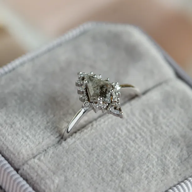 Halo netradiční prsten se salt'n'pepper diamanty DOMIZIO Image