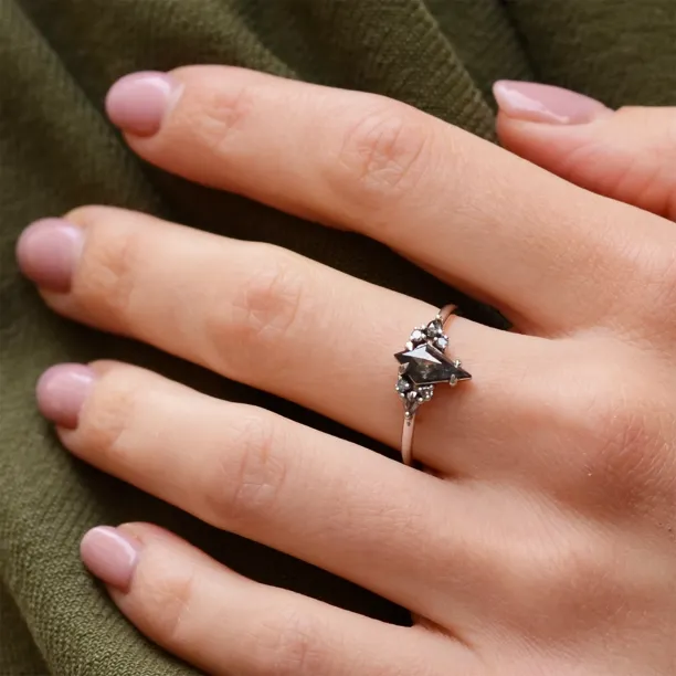 Netradiční prsten s diamanty salt'n'pepper MANSUETO Image