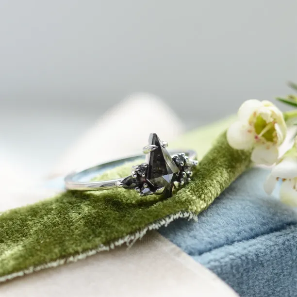 Netradiční prsten s diamanty salt'n'pepper MANSUETO Image