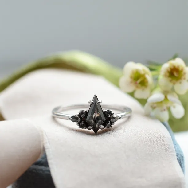 Netradiční prsten s diamanty salt'n'pepper MANSUETO Image