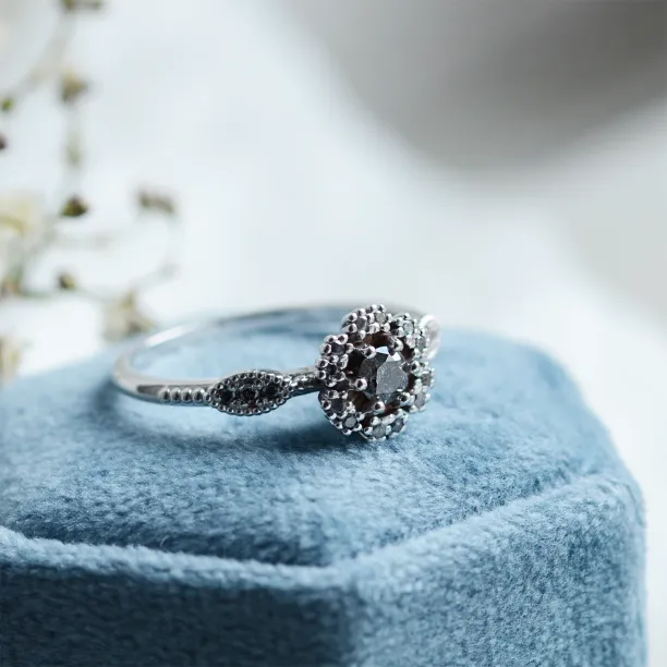 Zásnubní prsten s halo salt'n'pepper diamanty CALIMERO Image