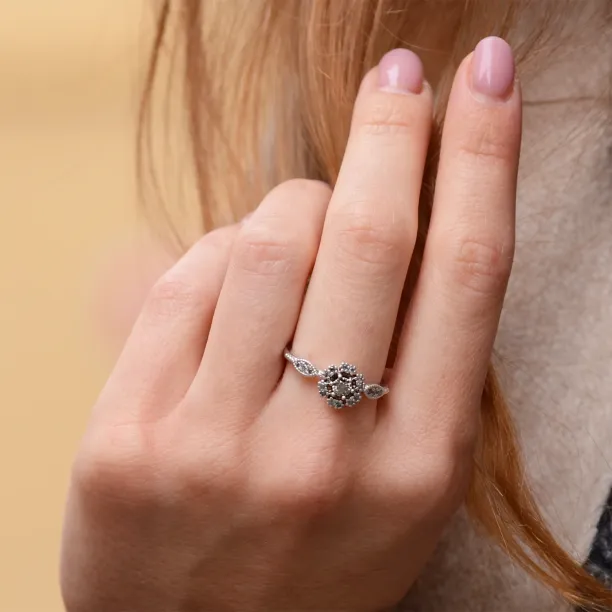 Zásnubní prsten s halo salt'n'pepper diamanty CALIMERO Image