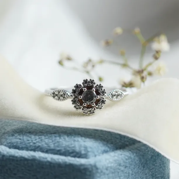 Zásnubní prsten s halo salt'n'pepper diamanty CALIMERO Image