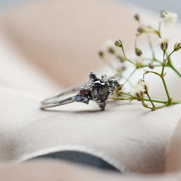 Zlatý prsten se salt'n'pepper diamanty ve vintage stylu FORTUNATO Image