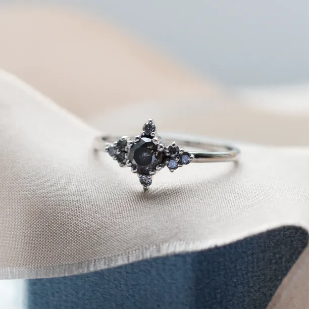 Zlatý prsten se salt'n'pepper diamanty ve vintage stylu FORTUNATO Image