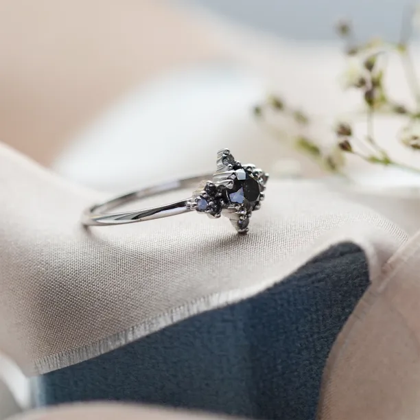 Zlatý prsten se salt'n'pepper diamanty ve vintage stylu FORTUNATO Image