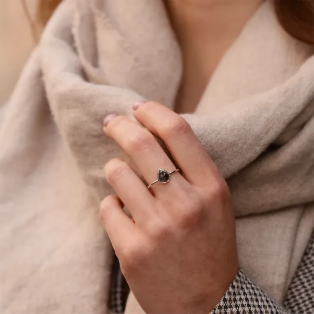 Minimalistický prsten s pear salt'n'pepper diamantem EUFRASIO Image