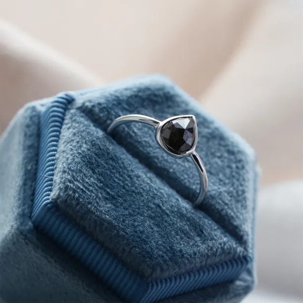 Minimalistický prsten s pear salt'n'pepper diamantem EUFRASIO Image