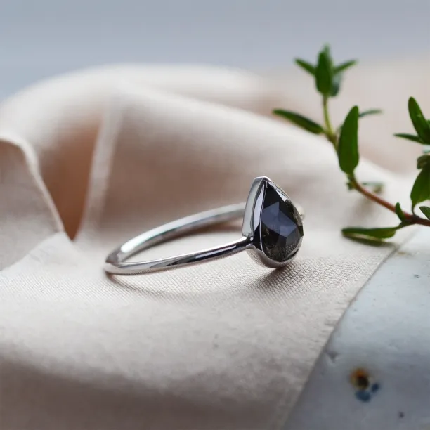 Minimalistický prsten s pear salt'n'pepper diamantem EUFRASIO Image