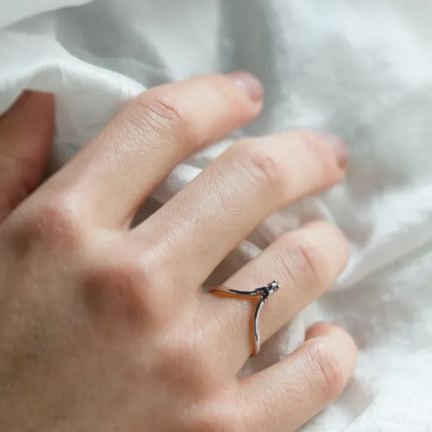 Vykrojený zlatý prsten se salt and pepper diamantem LEILA Image