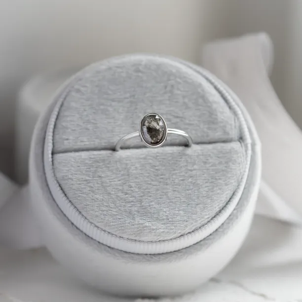 Zlatý prsten s oválným diamantem salt and pepper ONORATO Image