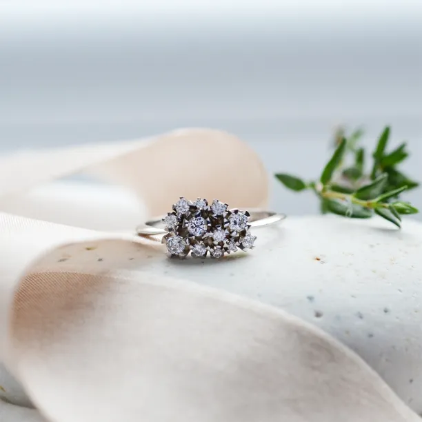 Netradiční zlatý cluster prsten s diamanty SEVERINO Image