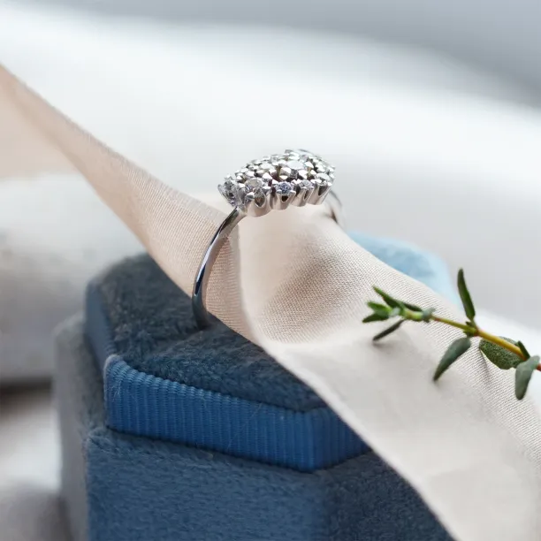 Netradiční zlatý cluster prsten s diamanty SEVERINO Image