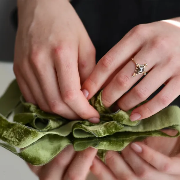 Avantgardní prsten se salt'n'pepper diamanty ORNETTE Image