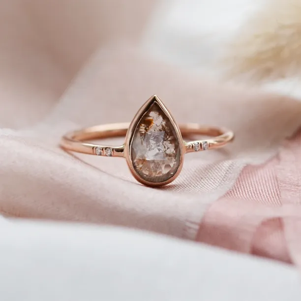 Originální zásnubní prsten se salt'n'pepper diamantem MARANZA Image