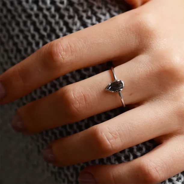 Netradiční zásnubní prsten se salt'n'pepper diamantem GARDA Image