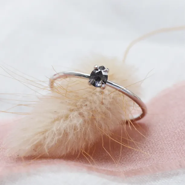 Minimalistický zásnubní prsten se salt'n'pepper diamantem PERA Image