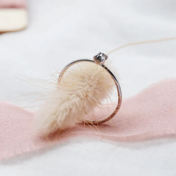 Minimalistický zásnubní prsten se salt'n'pepper diamantem PERA Image