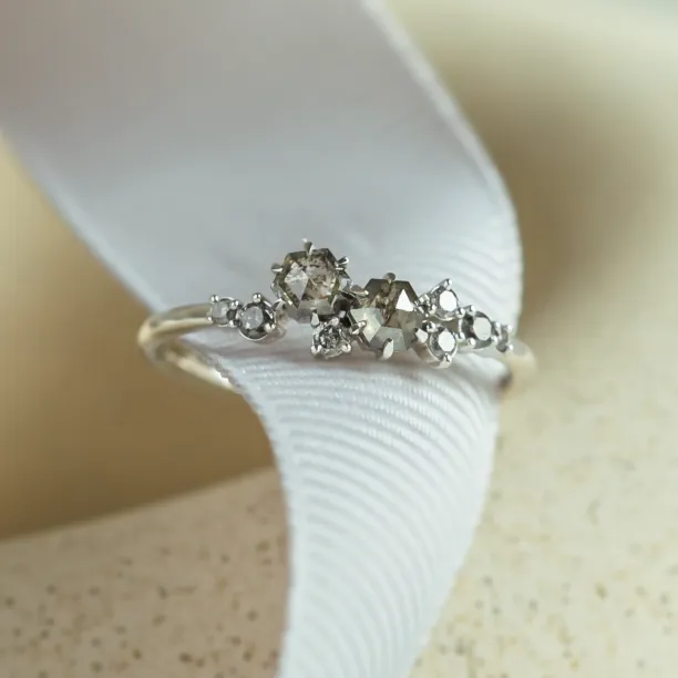 Zlatý cluster prsten s hexagon salt'n'pepper diamanty CLARINA Image