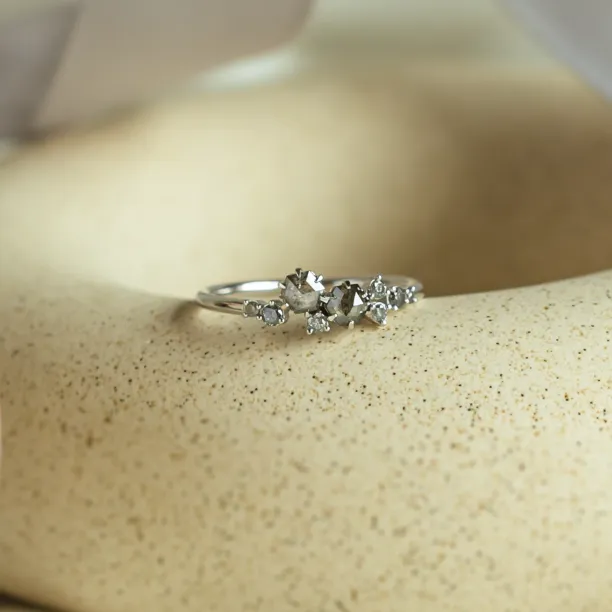 Zlatý cluster prsten s hexagon salt'n'pepper diamanty CLARINA Image