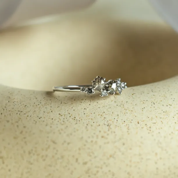 Zlatý cluster prsten s hexagon salt'n'pepper diamanty CLARINA Image