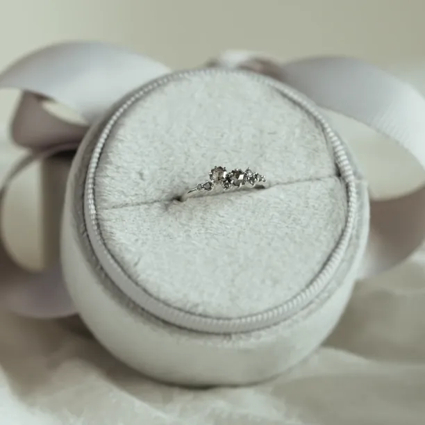 Zlatý cluster prsten s hexagon salt'n'pepper diamanty CLARINA Image