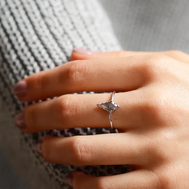 Netradiční zásnubní prsten se salt'n'pepper diamantem BLISS Image