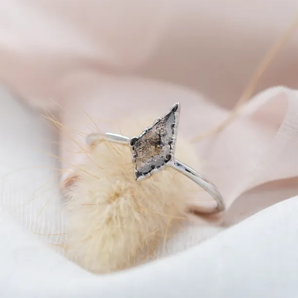 Netradiční zásnubní prsten se salt'n'pepper diamantem BLISS Image