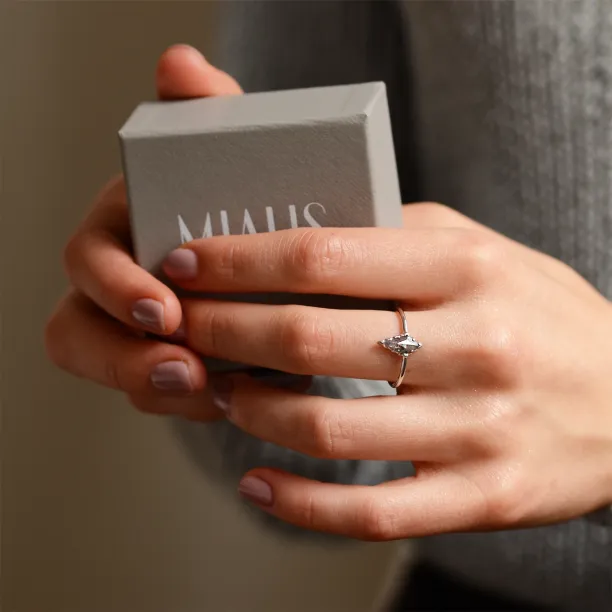 Netradiční zásnubní prsten se salt'n'pepper diamantem BLISS Image