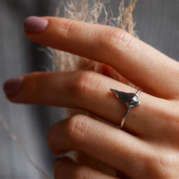 Netradiční zásnubní prsten s diamantem salt'n'pepper KELLIS Image