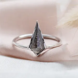 Netradiční zásnubní prsten s diamantem salt'n'pepper KELLIS Thumbnail