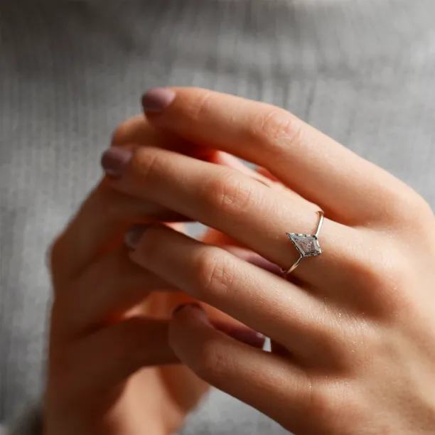 Zlatý prsten s kite salt'n'pepper diamantem BILL Image