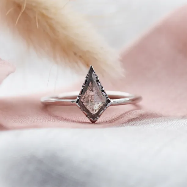 Zlatý prsten s kite salt'n'pepper diamantem BILL Image