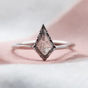 Gold ring with kite salt'n'pepper diamond BILL