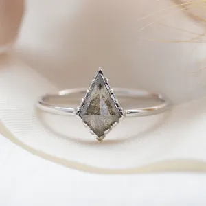 Minimalist kite salt'n'pepper diamond ring BILLIE